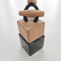 Flacons de parfum pour voiture en verre carré haut de gamme de 8 ml avec logo personnalisé imprimé, couvercle en bois, diffuseur de parfum suspendu, diffuseur à bâtonnets