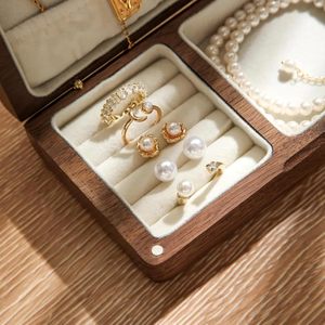 Boîte à bijoux en bois élégante pour femme, coffret de voyage et cadeau pour demoiselles d'honneur, boîte de rangement en bois de noyer, cadeau pour elle - Product Image 3