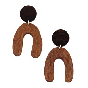 Boucles d'oreilles créoles géométriques élégantes en bois, design unique en U marron, bijoux de luxe tendance et de qualité pour femme, idéales pour les soirées - Product Image 1