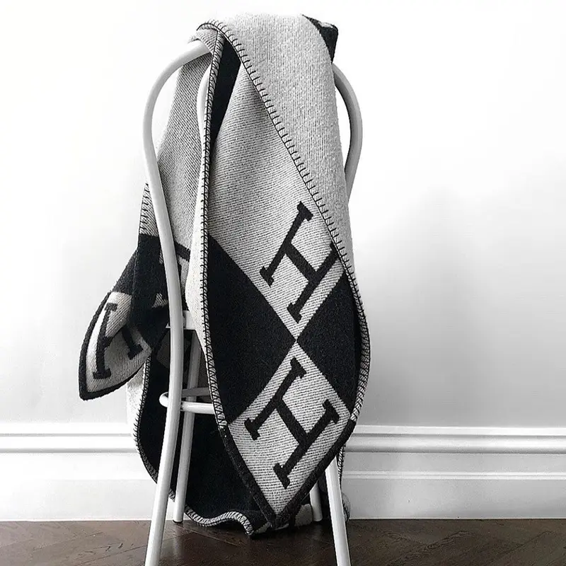 Manta de lana suave de alta calidad, chal H personalizado, manta voladora del mismo estilo, manta H de punto tejida OEM