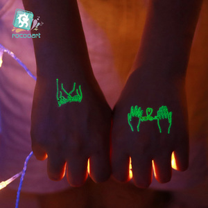 2024 venta al por mayor pegatinas de tatuaje temporal del Día de San Valentín con tatuaje de corazón que brilla en la oscuridad temporal <span class=keywords><strong>para</strong></span> <span class=keywords><strong>parejas</strong></span> - Product Image 1