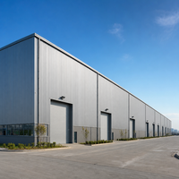 Centre de distribution logistique en acier, entrepôt industriel, bâtiment de stockage préfabriqué en structure métallique, quai de chargement