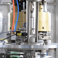 Système de remplissage de canettes de bière entièrement automatique, contrôlé par PLC, haute précision, certifié CE, 500 ml, précision de 3 mm, emballage métallique