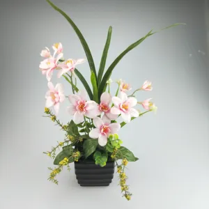 Pabrik Cina Harga Yang Kompetitif Seni Dekoratif Bunga Plastik Pengaturan Rumput Dalam Pot Tanah Liat Hitam untuk Dekorasi Dalam Ruangan