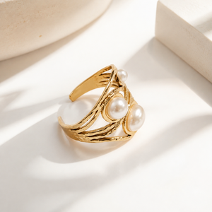 Bague ajustable en acier inoxydable plaqué or 14 carats sous vide, motif vague perlée, avec trois fausses perles blanches sculptées - Product Image 1