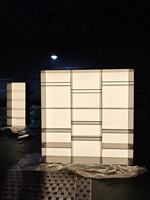 Présentoir lumineux moderne en métal noir pour vin, taille personnalisée, vente en gros directe usine, pour usage commercial
