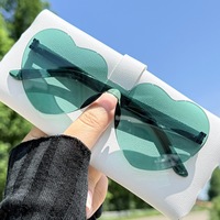 Lunettes de soleil en forme de cœur pour femmes avec monture en plastique confortable, tendance bleu, rouge, jaune, violet pour les fêtes