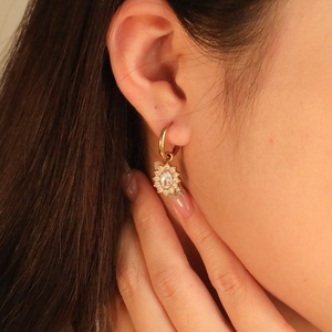 Pendientes de Aro Colgantes de Acero Inoxidable con Baño de Oro de 18K, Diseño de Girasol con Zirconia, Hipoalergénicos, para Mujer, Joyería de Moda - Product Image 1