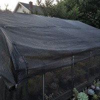 Filet pare-soleil tricoté sur mesure, durable et robuste, pour serres et fermes, idéal pour la protection des cultures et le refroidissement.