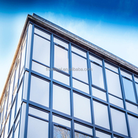 Bâtiment commercial de bureau, façades en verre à structure en aluminium, mur-rideau
