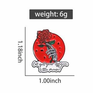 Gato tiene <span class=keywords><strong>tu</strong></span> lengua pequeño ratón esmalte Pin oscuro Romance Haunting Adeline cita broche solapa insignia joyería regalos para amigos - Product Image 6
