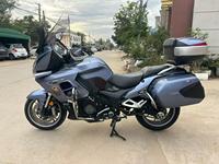 Moto de tourisme à grande cylindrée refroidie par eau, moto de tourisme longue distance avec valises latérales et top-case