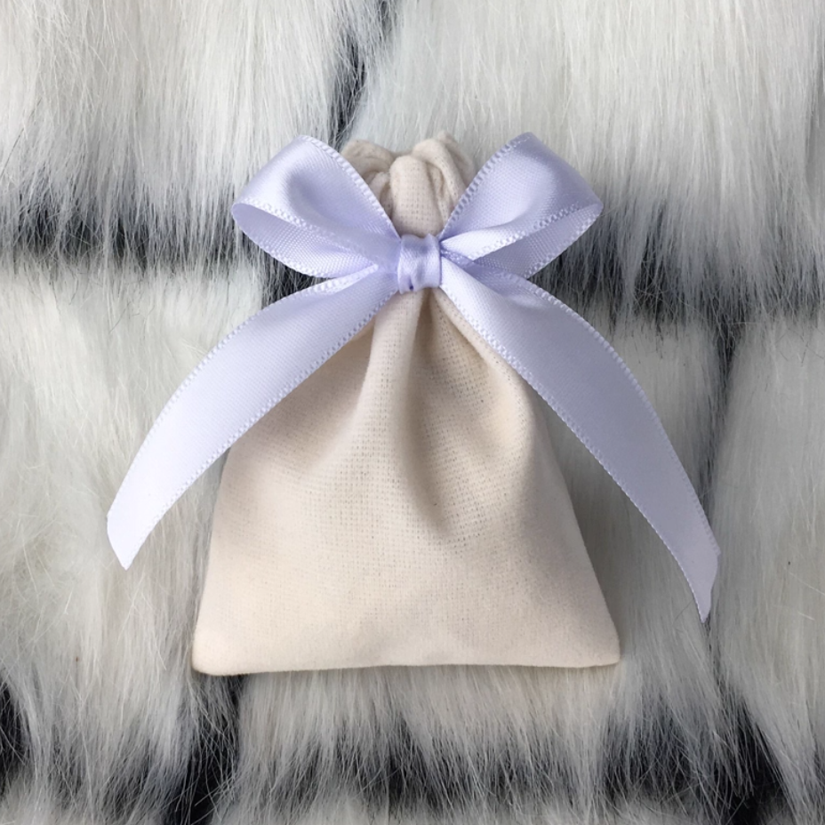 Sac beige avec ruban violet
