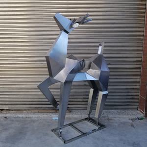 Sculpture géométrique contemporaine en acier inoxydable représentant un cerf pour projets d'<span class=keywords><strong>art</strong></span> résidentiel et public haut de gamme - Product Image 1