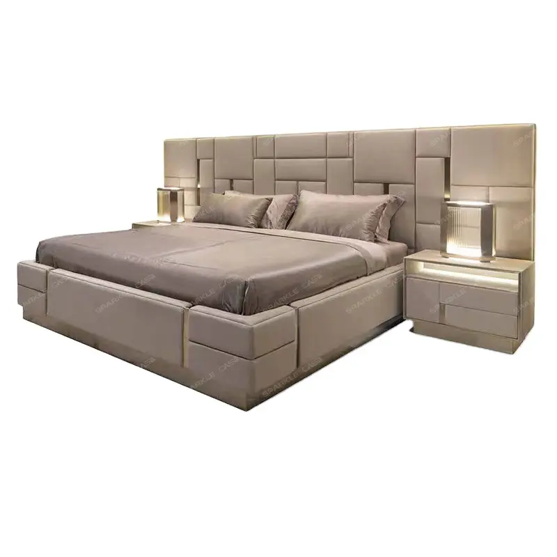 Dormitorio principal de lujo italiano brillante, cama de madera de gran diseño, cama doble moderna, cama tapizada de lujo