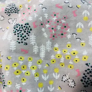 Preço barato flor personalizada impresso padrões florais 100% algodão flanela tecido para cobertor vestuário
