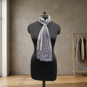 Bufanda Reversible de Chifón para Mujer, Larga, con Estampado Geométrico Azul y Blanco, Accesorio para Uso Diario - Product Image 3