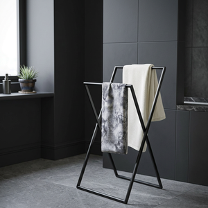 Porte-serviettes minimaliste autoportant en acier noir pliable à 2 barres, support de serviettes de bain mobile, rangement pour salle de bain - Product Image 4