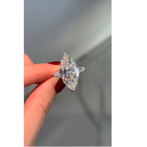 Anillo de Diamantes de Corte Marquesa de Calidad Premium en Oro Amarillo de 14K con Banda Pavé Brillante para Joyería de Compromiso de Lujo - Product Image 1