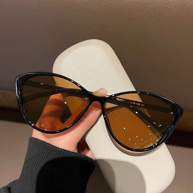 The Latest Hot Retro Cat-eye Plastic Frame Sun Glasses for Men and Women Luxury Glasses Custom UV400luxury Women Sunglasses