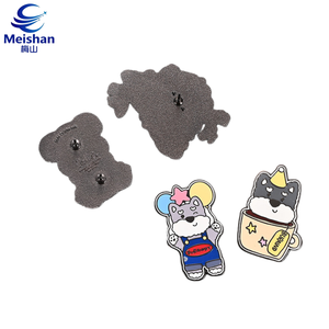 Insignia Coleccionable de Metal Esmaltado con Forma Asimétrica de Hoja de Meishan, Color Rojo Naranja Otoñal, Textura Delicada de Vetas - Product Image 3