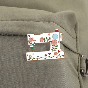 Pin de solapa de metal esmaltado personalizado con diseño floral de máquina de coser, insignia creativa para sastre/a, regalo de joyería para <span class=keywords><strong>costurera</strong></span>/a - Product Image 4