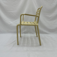 Chaise d'extérieur empilable résistante aux intempéries en PP, chaise de patio en plastique avec accoudoirs, facile à nettoyer, légère, chaise d'appoint pour l'extérieur et l'intérieur
