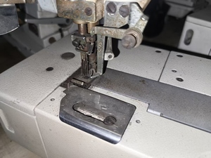 Machine à coudre interlock Siruba F007 d'occasion, très demandée, pour T-shirts, polos et la pose de bandes de finition – Le meilleur choix de 2022 - Product Image 4