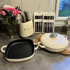 Casserole en fonte émaillée de 26 cm avec couvercle, design rétro, pour cuisinières à induction et à gaz - Product Image 1