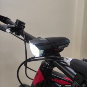 Portable sécurité <span class=keywords><strong>vélo</strong></span> lumière LED ensemble clignotant avant arrière lampe batterie alimentation qualité plastique <span class=keywords><strong>vélo</strong></span> voyage accessoires - Product Image 4