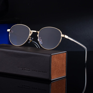 Gafas de Sol Ovaladas Elegantes para Hombre, Montura Negra con Borde Dorado, Protección UV400, Lentes de PC, Montura de Aleación de Cobre, Estilo para Exteriores - Product Image 4