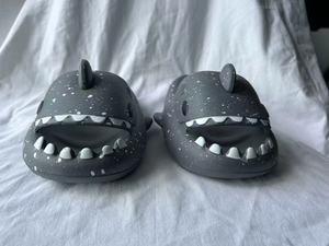 H008 Pantofole a Forma di Squalo Cartoon Grigio Scuro in EVA con Punta Aperta Fluorescenti per Tutte le Stagioni Taglia 36 37 38 39 - Product Image 1