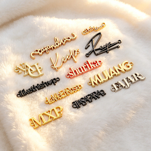 Étiquettes personnalisées en alliage de zinc poli, logos de marque sur mesure, expédition rapide pour t-shirts, vestes, pulls, vente en gros - Product Image 1