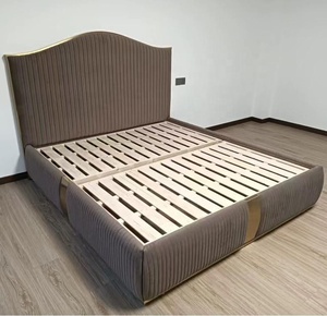 Set di Mobili per Camera da <span class=keywords><strong>Letto</strong></span> di Lusso Italiano, <span class=keywords><strong>Letto</strong></span> <span class=keywords><strong>Matrimoniale</strong></span> Queen o King Size, Struttura Moderna in Metallo, Rivestimento in Velluto con Testiera - Product Image 6