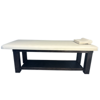 Table de massage fixe en bois à jambe large et basse, en cuir synthétique, de conception moderne, fabriquée au Cambodge, pour soins et traitements.