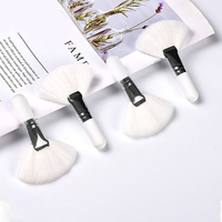 Mini pinceaux de maquillage blancs personnalisés professionnels ventilateur de visage en Fiber synthétique moelleux épais court pour l'application de correcteur