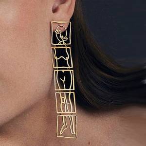 Boucles d'oreilles originales pour femme, lesbiennes, féministes, en or 18 carats, bijoux abstraits, accessoire de mode - Product Image 1