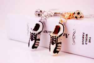 Porte-clés pendentif en métal pour homme, motif chaussures de football et baskets, avec mousqueton en alliage et zinc, orné de diamants - Product Image 6
