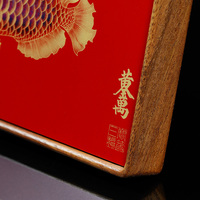 Tableau d'art de bureau rectangulaire intemporel minimaliste avec motif Arowana en laiton et cadre en bois massif, idéal pour les remises de diplômes, les anniversaires et comme souvenir haut de gamme, direct usine