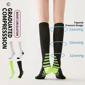 Chaussettes de compression respirantes en maille de nylon hautement extensible avec points en silicone antidérapants et évacuation de l'humidité pour le fitness et le yoga - Product Image 3