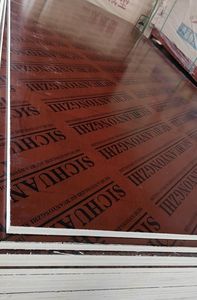 Tablero de Contrachapado Laminado Rojo de Alta Calidad de 15 mm, Resistente al Agua, Chapa de Madera de Pino, E1 Ecológico, Anticorrosión, para Encofrados Exteriores - Product Image 4