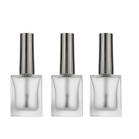 Vente en gros de flacons carrés transparents givrés pour vernis à ongles de 10 ml et 15 ml avec bouchon plaqué argent, or ou noir et pinceau pour l'art des ongles