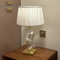 VH Lampe de table moderne de luxe en cristal pour chambre à coucher et hôtel Lampe de chevet décorative haut de gamme pour la maison Taille moyenne