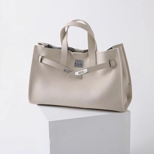 Sac à main artisanal en cuir de vachette litchi du Togo, grand format, entièrement doublé en cuir, chic parisien, pour les trajets quotidiens, boutique européenne, fournisseurs de détail - Product Image 2