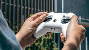 Dron de carreras FPV Freestyle para principiantes al aire libre con motor con escobillas, cámara, transmisor, gafas y cuadricóptero portátil RC de ala fija - Product Image 6