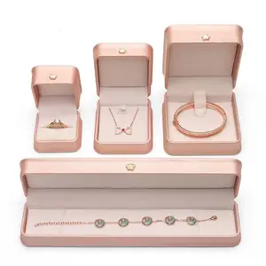 Caixa de exibição de joias em couro PU elegante com logotipo personalizado, caixa de embalagem de armazenamento e colar com logotipo