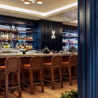 Ensemble de mobilier de restaurant UPTOP tout-en-un avec dossier en rotin et canapé mural en cuir orange
