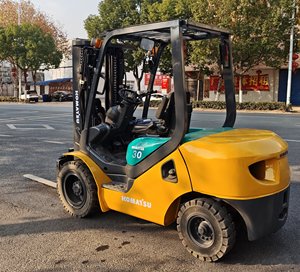 Venta al por mayor usado Komatsu 3T Diesel Mini Carretilla elevadora 3M Movimiento de tierras Carretillas elevadoras de combustión interna para la construcción de ingeniería - Product Image 3