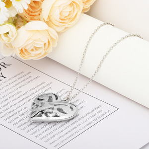 Colgante de aleación chapado en plata con forma de corazón, regalo de joyería con temática romántica para mujeres y hombres, accesorio de moda unisex 2024 - Product Image 1
