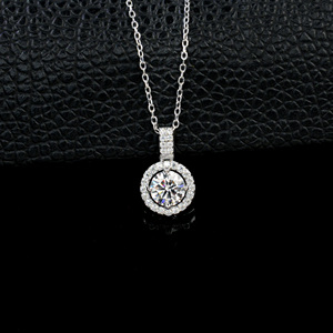 Collier classique rond avec halo de diamants de laboratoire, pendentif solitaire à taille ronde avec accents pavés en argent 925 - Product Image 3